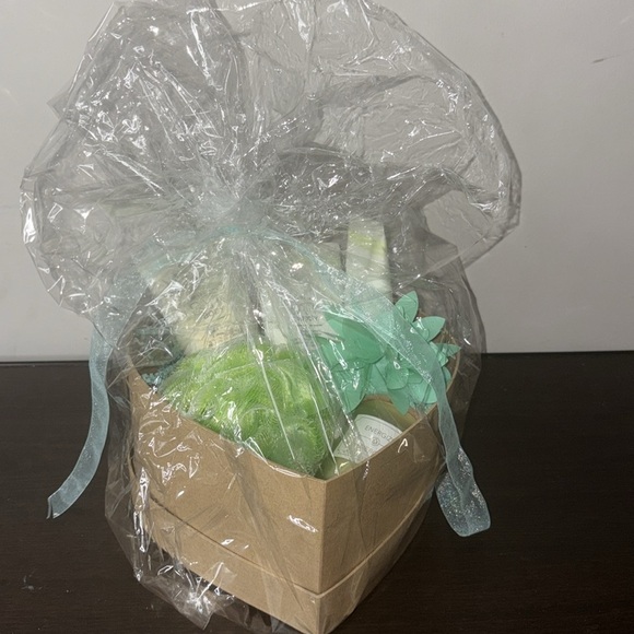 Mary Kay White and Satin Body Shea Scrub, Wash and Lotion  Set - Picture 7 of 7